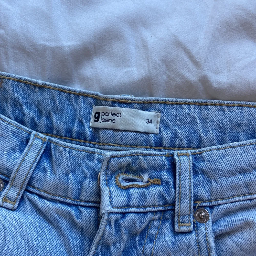 Stl 34, passar 170cm lång Ljusblå, några småfläckar annars bra skick!🫶🏻. Jeans & Byxor.