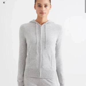 Soft goat  - Så najs zip up tröja ☺️ den har två små fläckar (3de bilden) —> ena på bröstet och andra som knappt syns på kedjan annars i bra skick. Fläckarna kan gå bort genom kemtvätt, har själv kemat flera kashmir tröjor och det funkar jätte bra  (2a annonsen) 