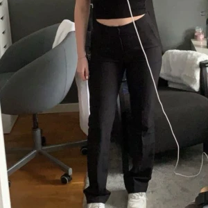 Kostymbyxor  - Ett par svarta kostymbyxor från bikbok 