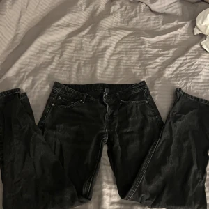 Lågmidjade jeans - Lågmidjade jeans från weekday