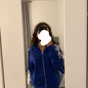 Kofta - en väldigt fin mörkblå tröja den går inte till användning. Den är i gottskick har inte använt den så många gånger.