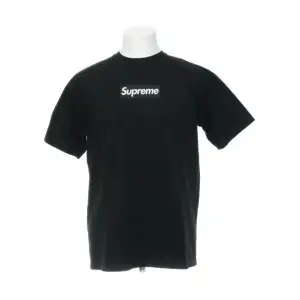 Black on black supreme bogo Pris går att diskutera  Skick 7.5/10    Frakt ingår i pris  