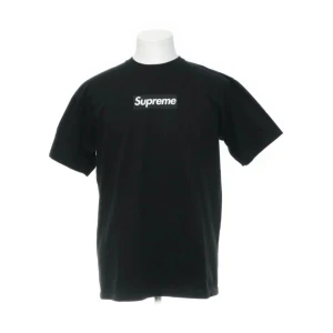 Supreme black box logo tee - Black on black supreme bogo Pris går att diskutera  Skick 7.5/10    Frakt ingår i pris  