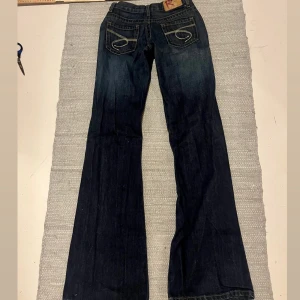 Lågmidjade bootcut jeans  - Lågmidjade bootcut jeans. Midjemått 33 cm. Innerbenslängd 80cm. Köp via köp nu ❤️‍🔥