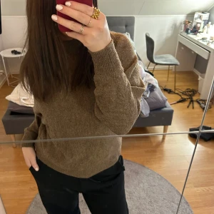 Stickad tröja - Brun stickad tröja som inte kommer till användning längre.  Sann i storlek!