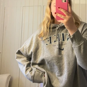 Nike vintage logo hoodie - As snygg hoodie, slutsåld på hemsidan, köpt för ca 900kr. Vintage logga tryckt på, jätteskönt material