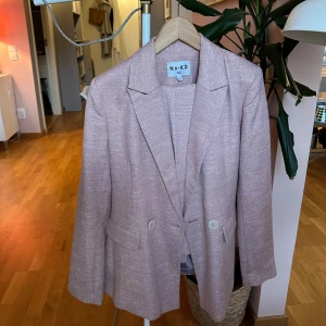 Tweed set - kostym - Matchande kostymbyxor och kavaj i tweed material, från Nakd. Skick: oanvänt.  Storlek: 34