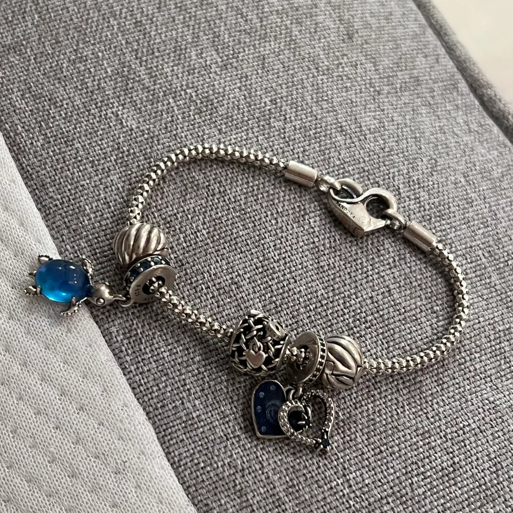 Jättefint armband från Pandora med 5 berlocker, alla på bilden medföljer. Nypris runt 2600kr 💓väldigt bra skick. Accessoarer.