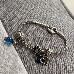 Pandora armband - Jättefint armband från Pandora med 5 berlocker, alla på bilden medföljer. Nypris runt 2600kr 💓väldigt bra skick