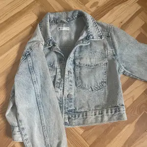 Snygg stentvättad jeansjacka från Gina Tricot, perfekt till sommaren. Resnar min garderob så kolla profilen för fler annonser 🤩