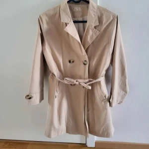 Trenchcoat från Zara - Strl 152, i fint skick och från djur- och rökfritt hem. Köparen står för frakt. 