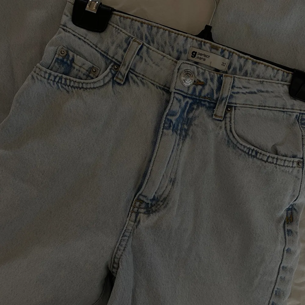 Ljusblåa Perfekt Jeans från Gina, använda några gånger och är i fint skick Storlek 32 Skriv vid fler frågor eller funderingar💕. Farkut & Housut.