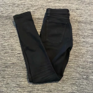 Svarta nudie jeans - De är i storlek 26/32 i väldigt bra skick. Skriv för frågor.