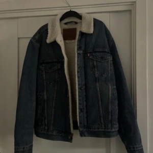 Levi’s Jeans Jacka  - Säljer en helt ny Levis jeans jacka. Inköpt för 1.5 år sedan men har aldrig används. Nypris 1299 på Levi  Mitt pris 599
