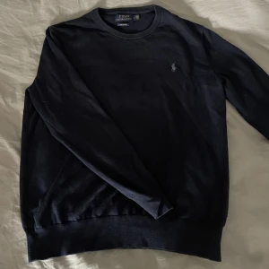 Ralph Lauren crewneck - Tjo säljer min Ralph lauren creewneck utan minsta skada, den är köpt för nästan 2000kr och säljs för de inte riktigt är min stil längre. Storlek M men passar om man är mellan 170-183, skriv vid prisförslag eller köp direkt så skickar jag inom 24h🙏🏼