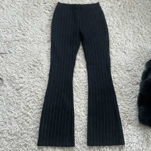 Helt nya kostymbyxor  - Säljer dessa helt nya och  oanvända randiga bootcut kostymbyxorna Pris kan diskuteras💕