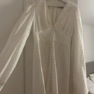 Så fin vit klänning från adoore🤍