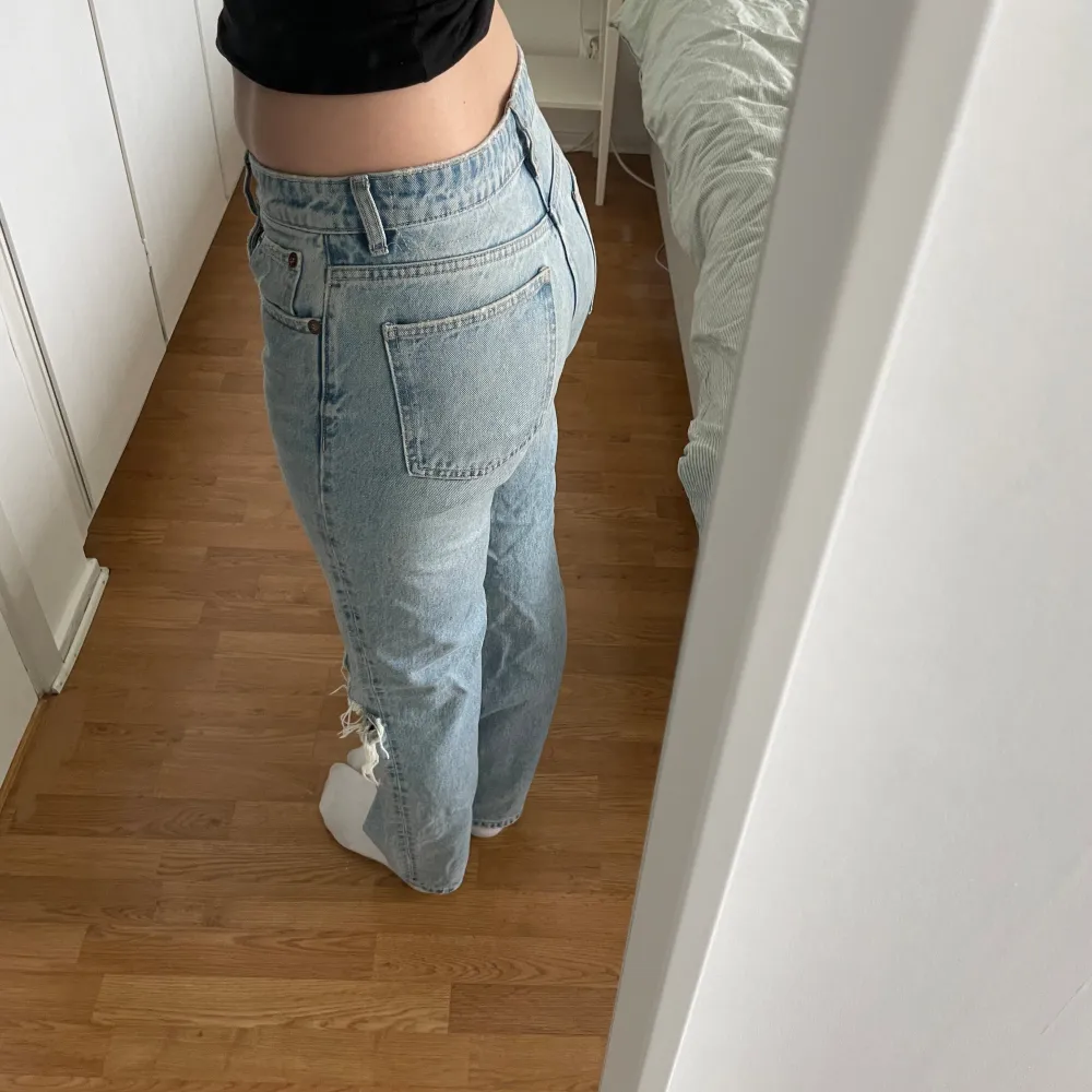 Jättesnygga Zara jeans med ett hål på vardera knä ✨Perfekta till våren 🧸. Jeans & Byxor.