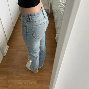 Zara Midrise Jeans  - Jättesnygga Zara jeans med ett hål på vardera knä ✨Perfekta till våren 🧸
