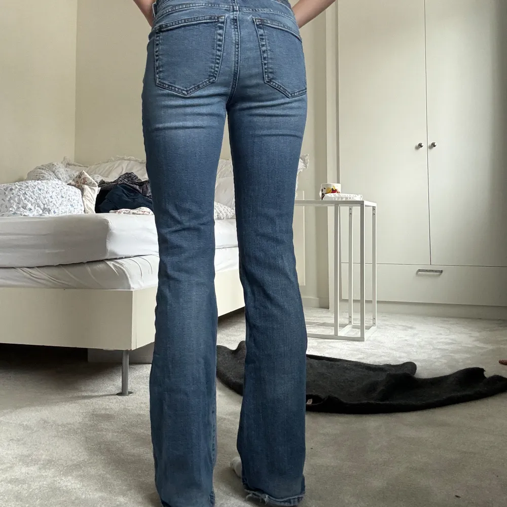 Lågmidjade jeans från diesel i sjukt snygg tvätt. Nypris ligger på över 1500 kr. Väldigt bra skick. Jeans & Byxor.