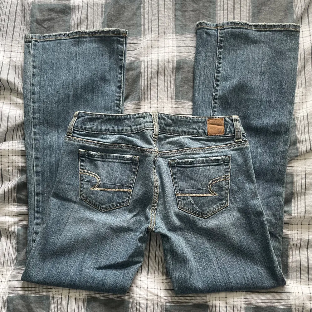 Lågmidjade raka jeans från American eagle ❤️ Midjemått 38cm Innerbenslängd 78cm. Jeans & Byxor.