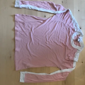 Rosa långärmad tröja - Rosa tröja i raglan-modell. Från monki. Något nopprig.