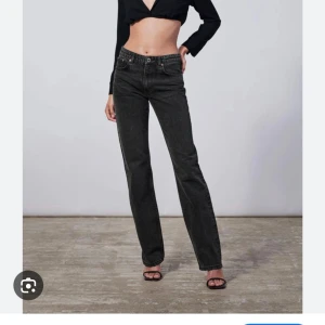 Zara mid waist jeans  - Säljer ett par jättefina jeans från zara. Jag har sprättat upp längst ner så dom ska passa mig bättre. Ser absolut inte fult ut utan endast snyggare. 💕