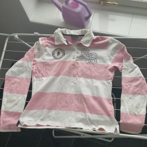 Långärmad piké  - Långärmad piké, stl XL men är både kortare och mindre i modellen. 