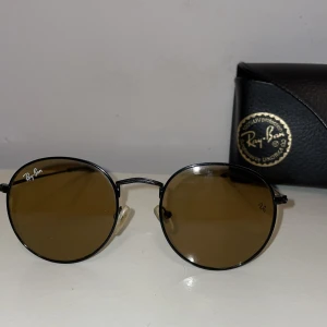 Ray Bands Round Glass - Ett par fina vintage ray-bands i bra skick som används ett fåtal gånger  Väldigt laidback/soft solglasögon  Säljs på ebay för ca 1 500kr men säljer för 399kr här Pris går att diskutera