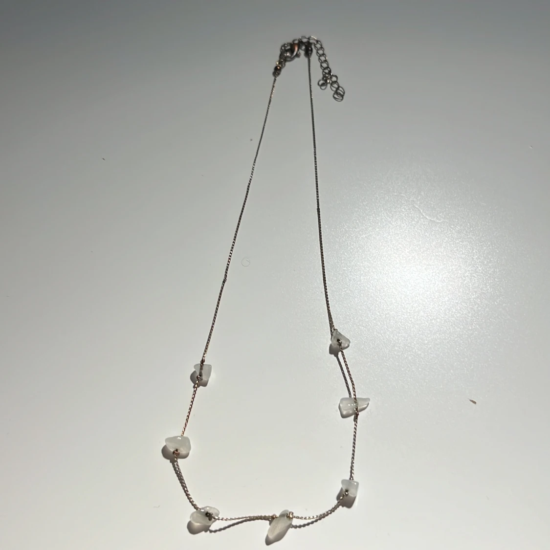 Halsband med vita stenar