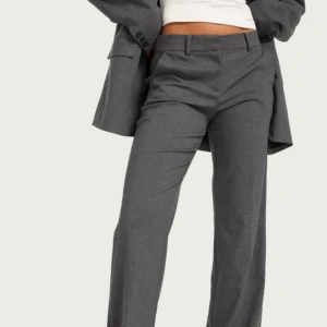 Grå kostymbyxor  - Säljer mina gråa kostymbyxor från Nelly som är utsålda. De är lite noppriga vid insida lår och upp men inget som är jätte märkvärdigt💕Skriv för fler bilder