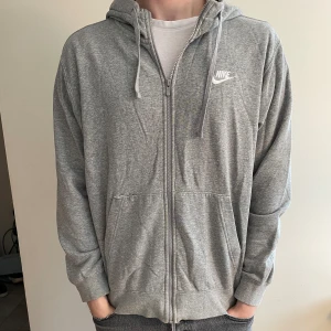 Nike hoodie - Grå nike hoodie, fräscht skick, inte använd mycket alls. Färgen grå, storlek large