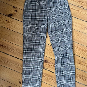 Rutiga brallor Zara storlek xs - Rutig kostymbyxa Zara  Storlek xs  Finns på söder 