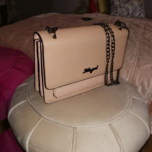 Rosa väska  - Använd par gånger och siter i garderoben. Kanske någon annan ska ha mer nytta av den. 