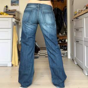 Superfina mörkblå jeans! Mindre slitningar längst ner vid fötterna men annars mycket bra skick. Midjemått: 78 cm, innerbenslängd: 77 cm. Skriv om du har några frågor!🫶