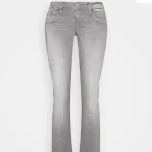 Säljer mina fina gråa ltb jeans eftersom att de inte längre kommer till användning!! Köpt för ca ett år sedan❤️Skriv för funderingar! De sitter bra i längden på mig som är 165! 