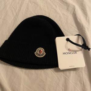 Moncler berretto tricot skick 8/10 använd en vinter men fortfarande jätte bra sick. Ny pris 2100. Tags och kvitto med följer. Kan gå ner i pris vid snabb affär. Skriv till mig om ni är intresserade eller vill ha mer bilder.