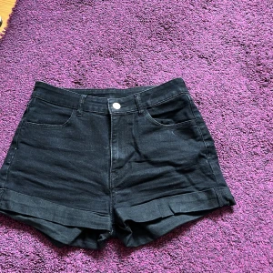 Shorts - Svarta short från Hm. Midwaist. Sköna. Säljer pga för små. Nån vit linje baktill (kan vara en defekt) men märks knappt. Helt oanvända. Pris diskuterbart ❤️🥰