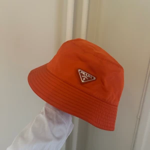 Prada Re-nylon bucket hat - Använd fåtal gånger Nyskick  Strl L men passar M