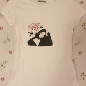 Vit lana del rey tshirt  - Vit tishirt med ett jätte coolt lana del rey tryck💗🎧 Köpt från vinted och aldrig använt. I barnstorlek men sitter som storlek S.