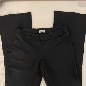 Svarta Lågmidjade kostymbyxor - Svarta Lågmidjade kostym byxor från collectionen pimkie i väldigt fint skick!🌷stretchig midja, jag är ca 165 cm lång