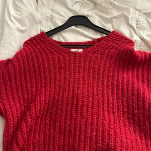Supermysig stickad tröja! - Jättefin röd stickad tröja ifrån Mango. Storlek S men lite oversized. Väldigt varm och gosig. Andvänd ca 5 gånger. Säljer pga andvänds ej! 