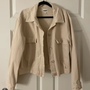 Beige jacka - aldrig använd