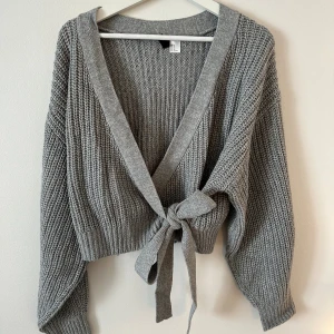 Kofta - Grå stickad kofta 