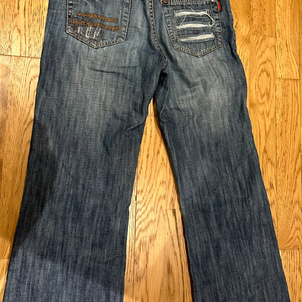 Lågmidjade vintage jeans med häftiga mönster . Jeans & Byxor.