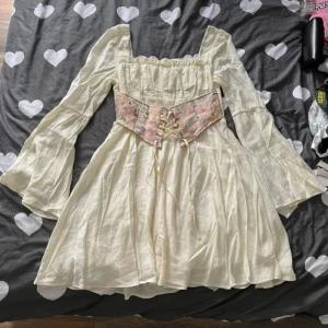Vit sommar klänning🌼🌞 - Mycket bra material, passar bra, färgen är samma som på bilden☺️ Den har en dragkedja på ryggen:) Inte använd:)