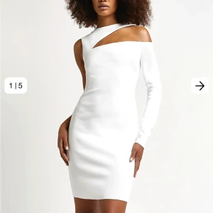 Vit klänning - Säljer denna helt nya klänningen från River Island, med prislapp på. Perfekt till studenten!