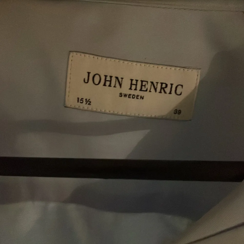 Säljer en John Henric skjorta som är knappt använd. . Skjortor.