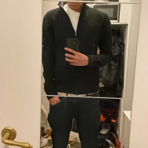 Full zip tröja - Säljer min fullzip som är köpt från Zalando på grund av att jag inte använder den längre.