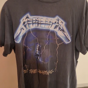 Ride the lightning t-shirt - Ride the lightning t-shirt/sov tröja så den är ganska oversized. Köpt på H&M. Trycket är lite slitet samt några hål i lägre ryggen (se på sista bilden)